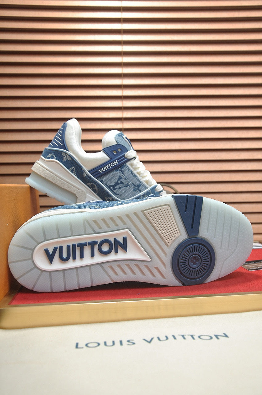 trainer Blue and white