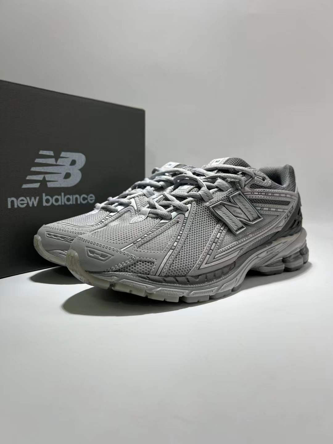 1906D Grey