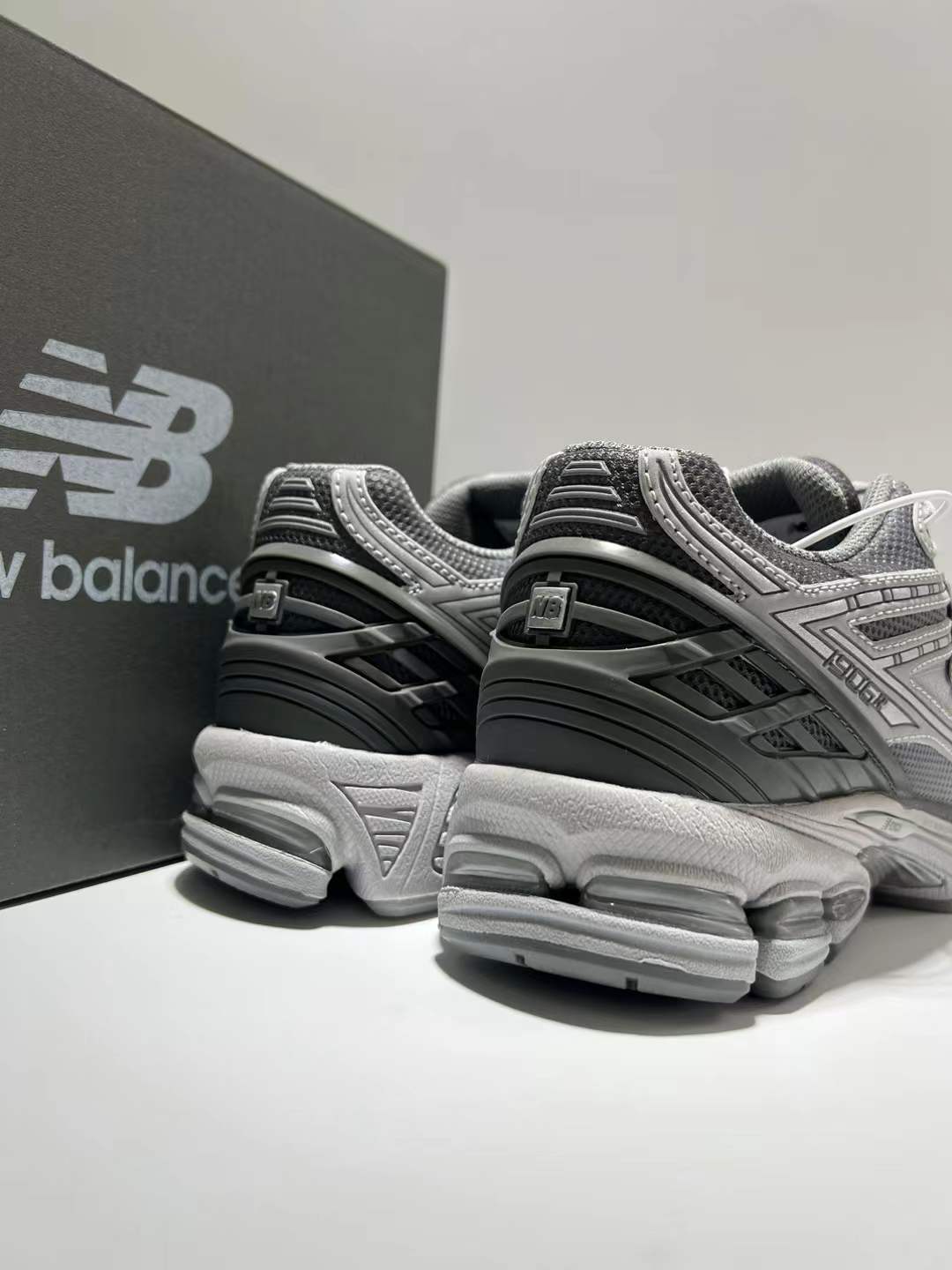 1906D Grey